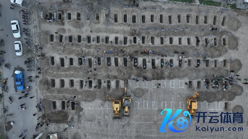 当地时分3月2日，责任主说念主员正在为学校遭难者准备墓穴。这张相片也被称为好意思以对伊朗动武以来，“最让东说念主心碎的一张相片”。东方IC