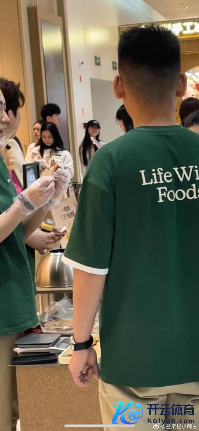沙溢大犬子和女生逛街 暖男名流风仪拉满